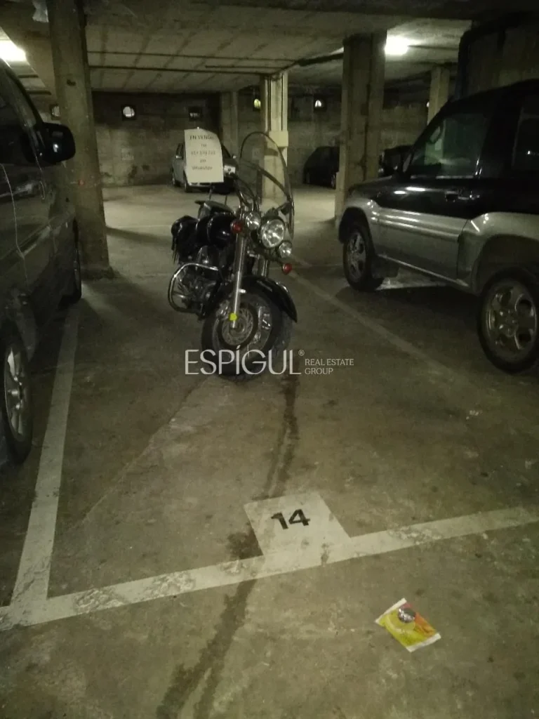 Parking à côté de l&rsquo;école Maristas et à proximité de la gare AVE