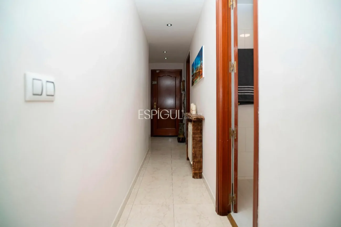 Ampli pis de 100 m² al centre de Salt – plaça de pàrquing opcional