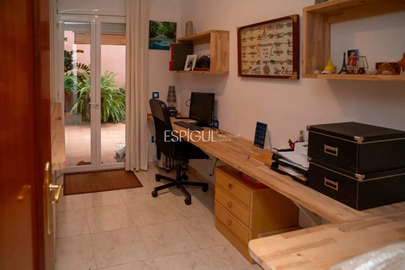 Ampli pis de 100 m² al centre de Salt – plaça de pàrquing opcional