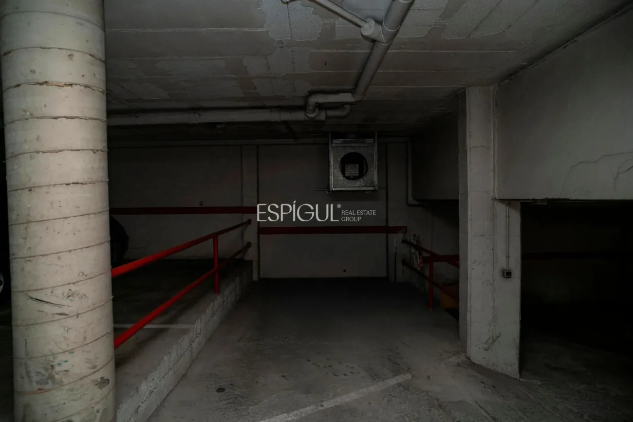 Ampli pis de 100 m² al centre de Salt – plaça de pàrquing opcional