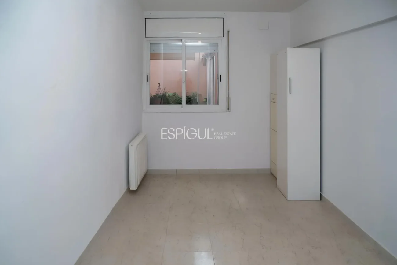 Ampli pis de 100 m² al centre de Salt – plaça de pàrquing opcional