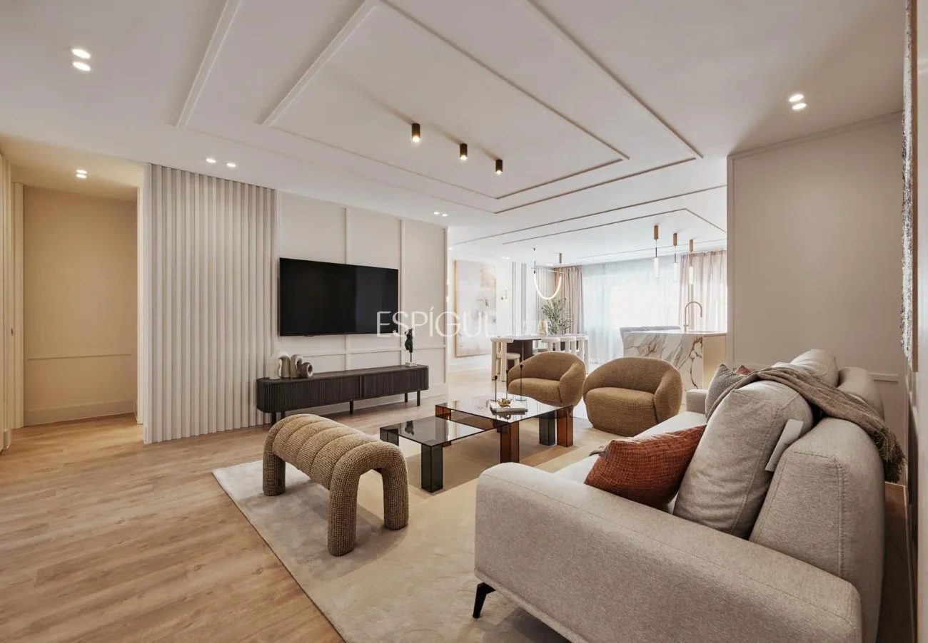 Renovated Apartment with Parking Space in Calle Diego De León, Salamanca District
