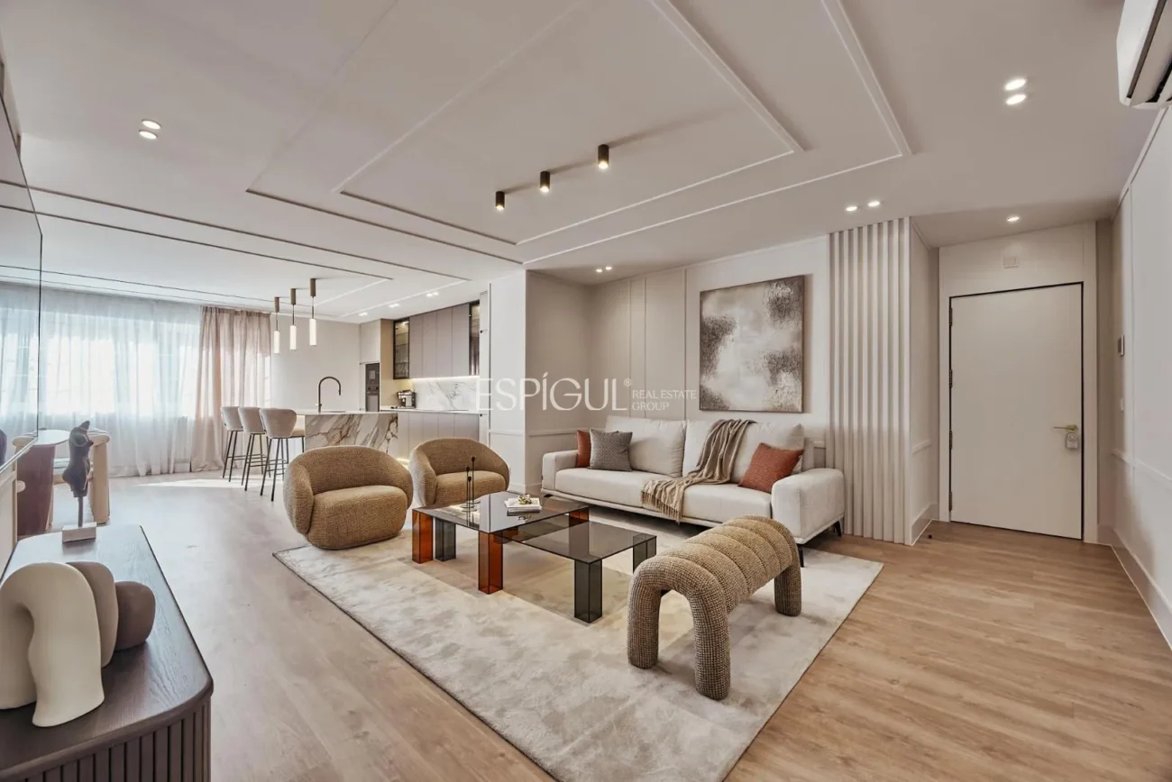 Renovated Apartment with Parking Space in Calle Diego De León, Salamanca District