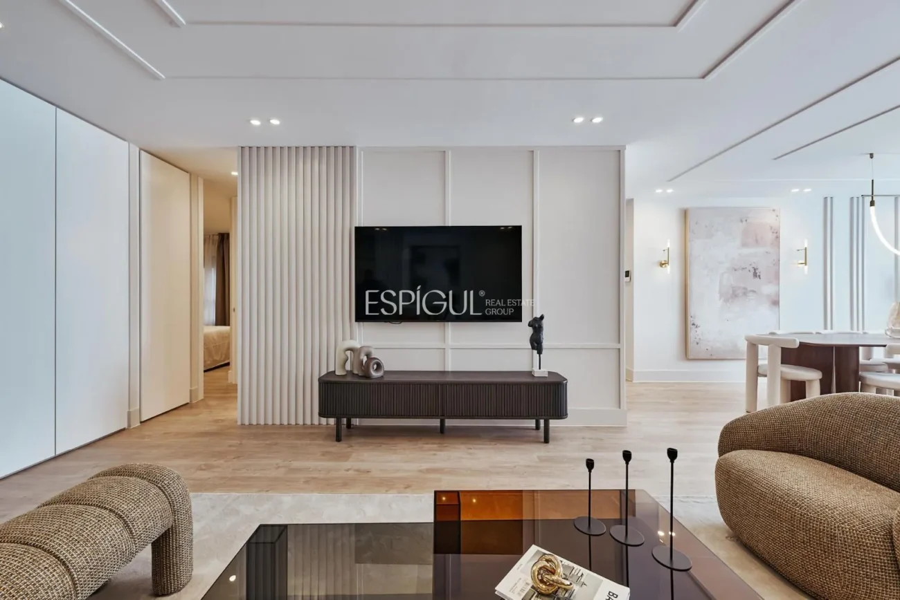 Renovated Apartment with Parking Space in Calle Diego De León, Salamanca District