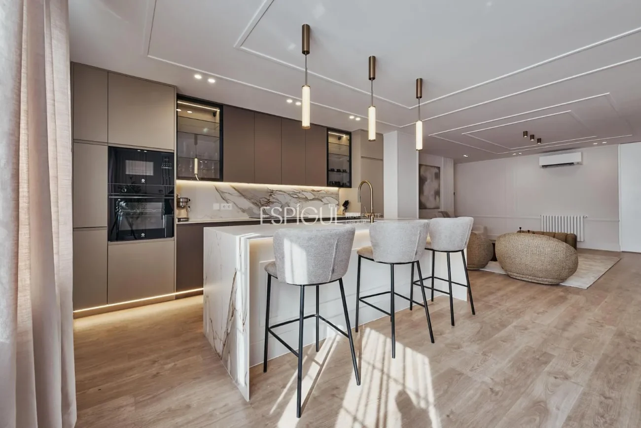 Renovated Apartment with Parking Space in Calle Diego De León, Salamanca District