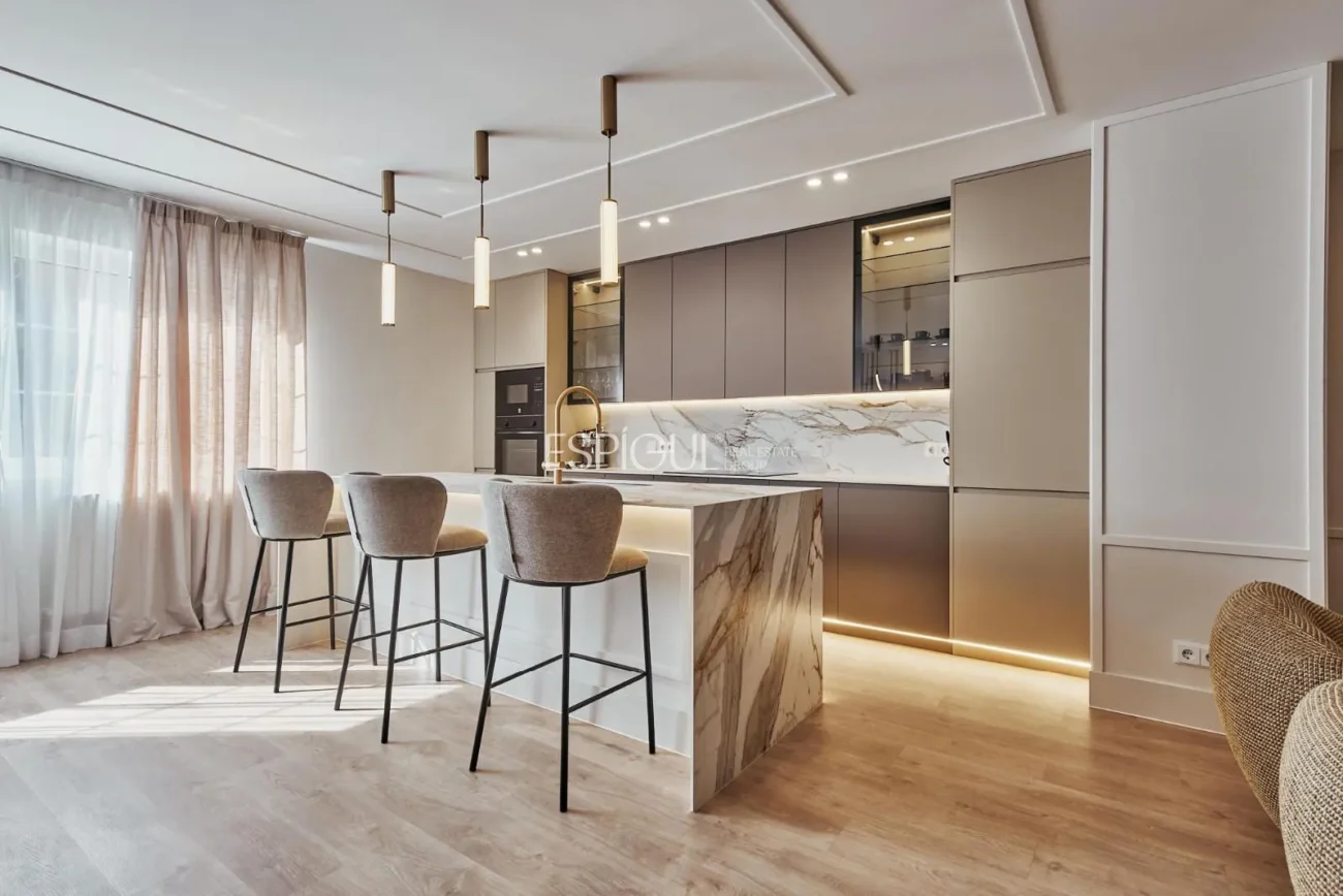 Renovated Apartment with Parking Space in Calle Diego De León, Salamanca District
