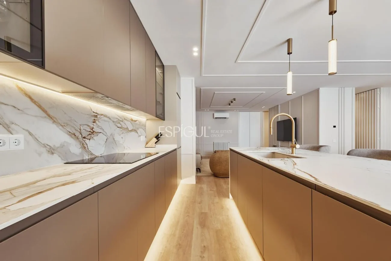 Renovated Apartment with Parking Space in Calle Diego De León, Salamanca District