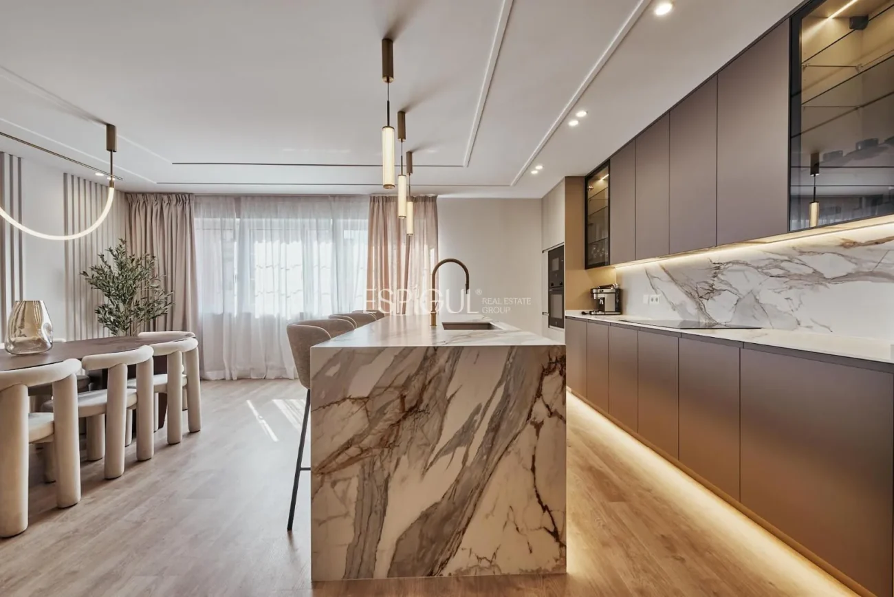 Renovated Apartment with Parking Space in Calle Diego De León, Salamanca District