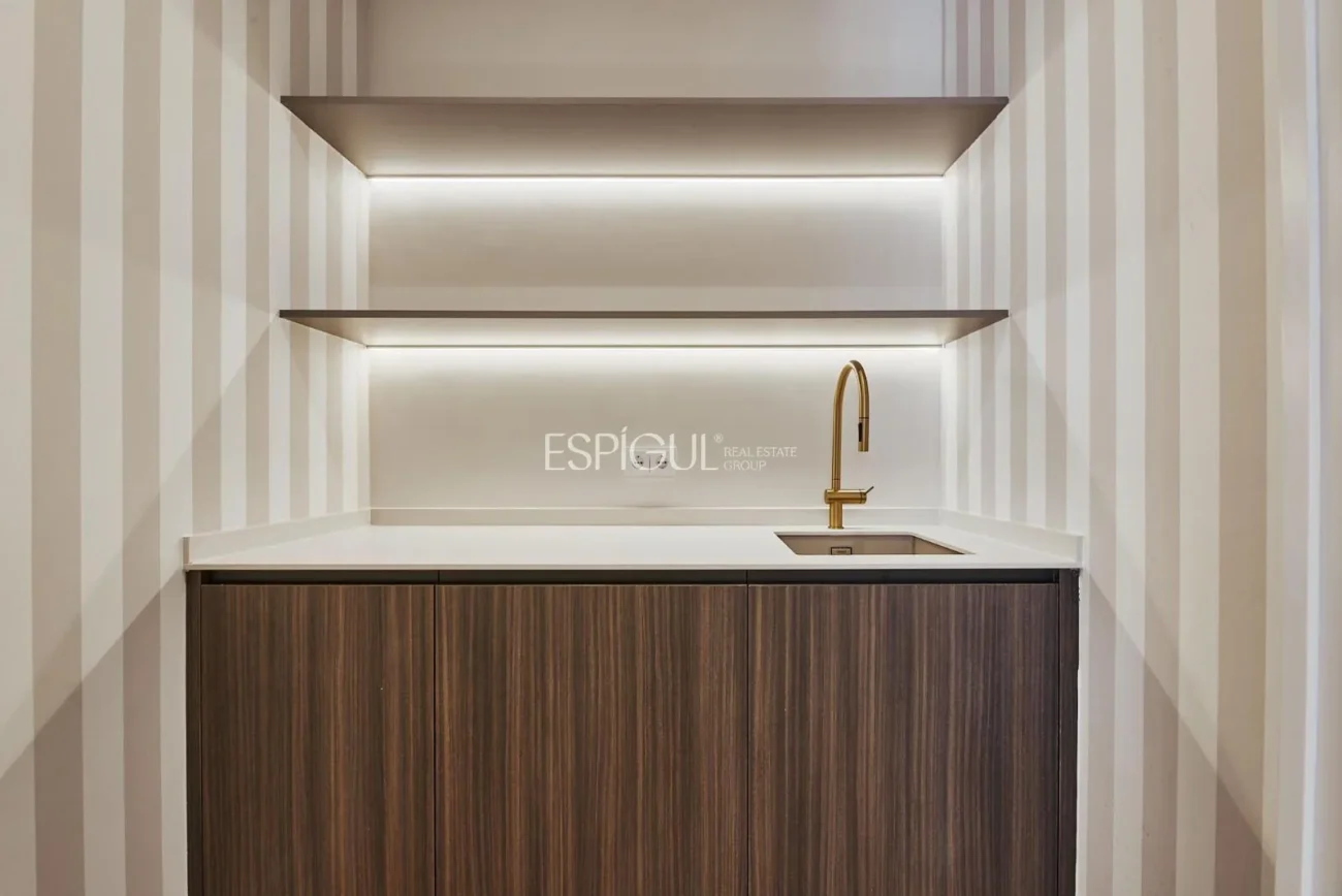 Renovated Apartment with Parking Space in Calle Diego De León, Salamanca District
