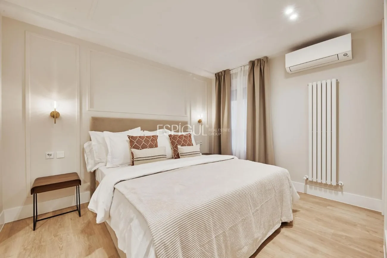 Renovated Apartment with Parking Space in Calle Diego De León, Salamanca District