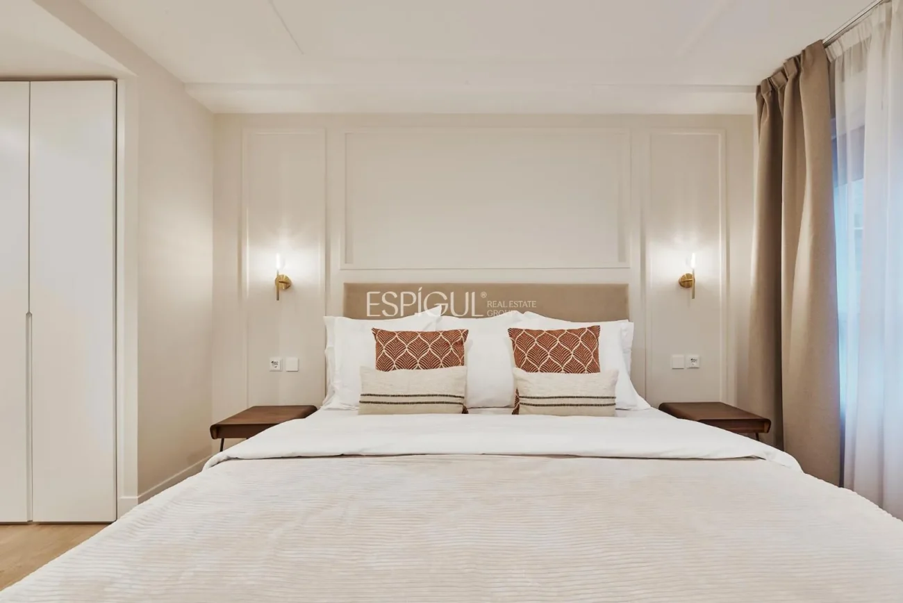 Renovated Apartment with Parking Space in Calle Diego De León, Salamanca District