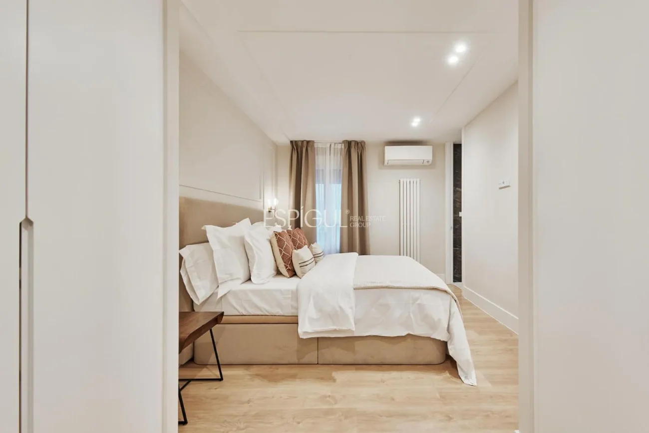 Renovated Apartment with Parking Space in Calle Diego De León, Salamanca District