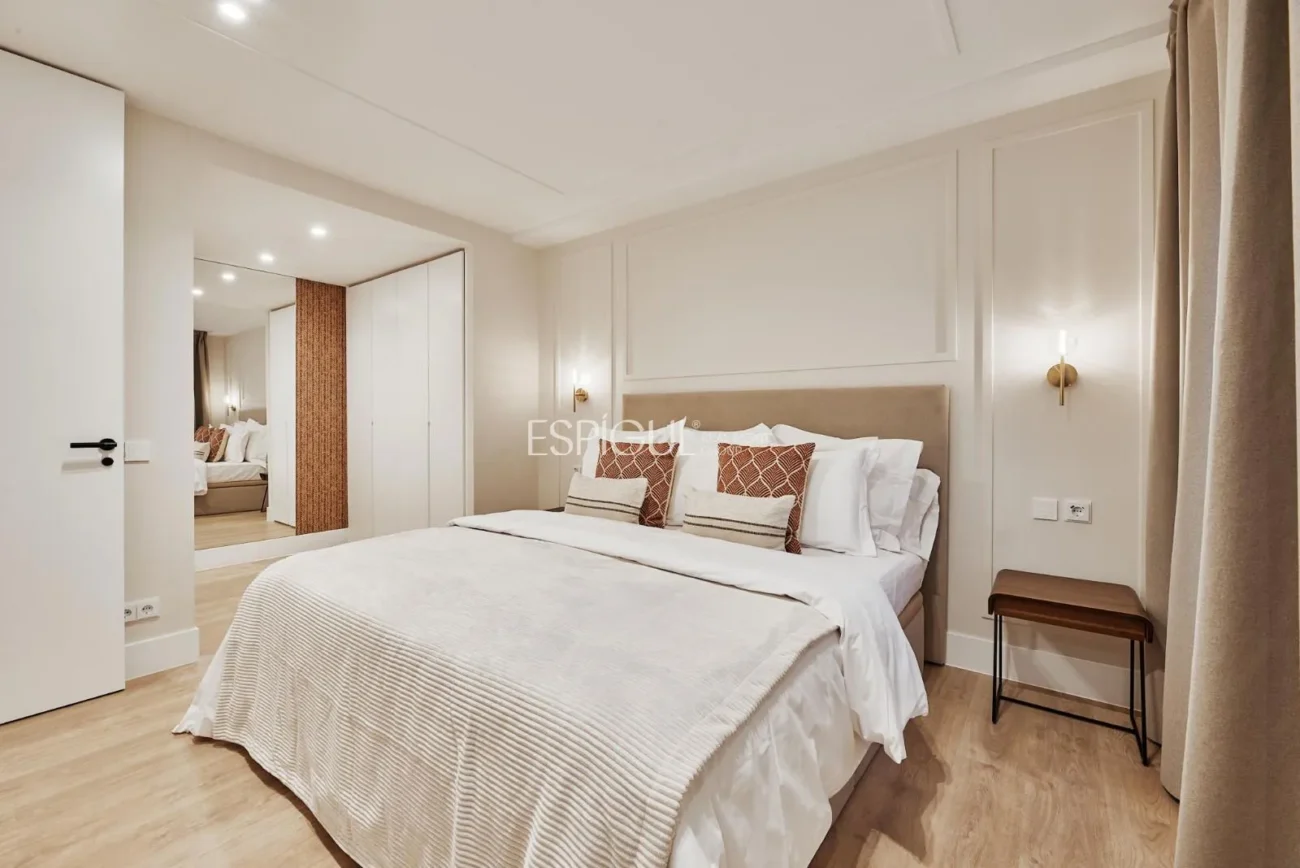 Renovated Apartment with Parking Space in Calle Diego De León, Salamanca District