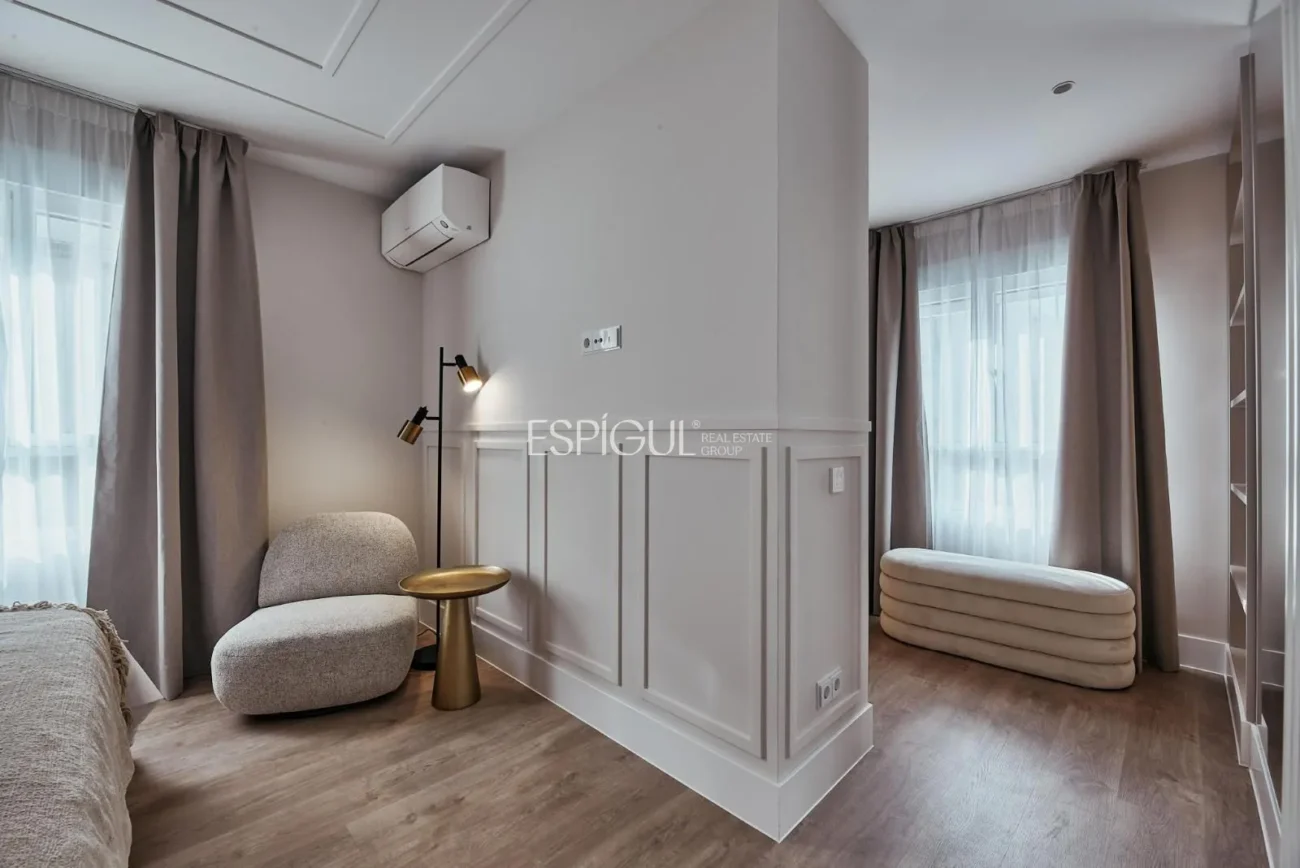 Renovated Apartment with Parking Space in Calle Diego De León, Salamanca District