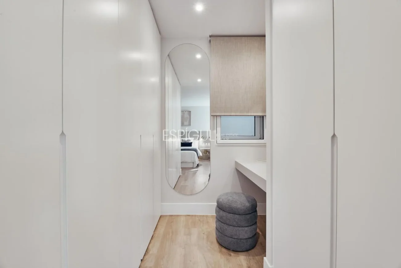 Renovated Apartment with Parking Space in Calle Diego De León, Salamanca District
