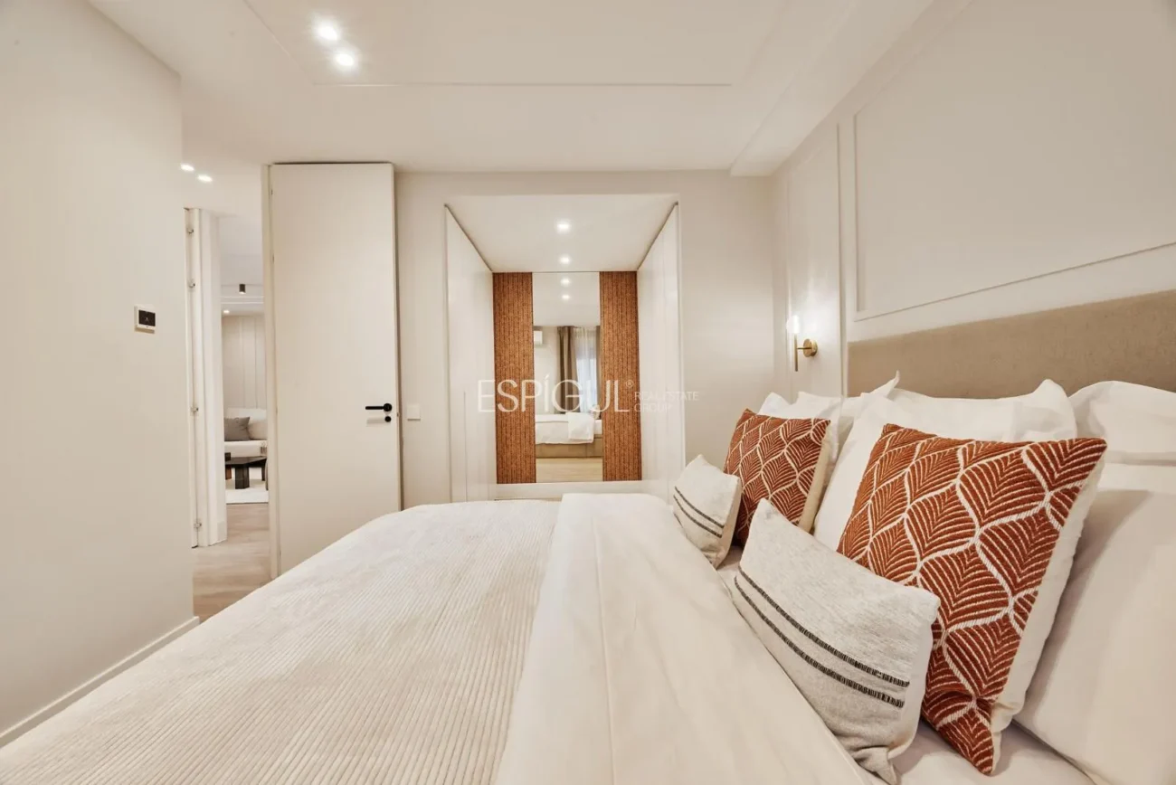 Renovated Apartment with Parking Space in Calle Diego De León, Salamanca District