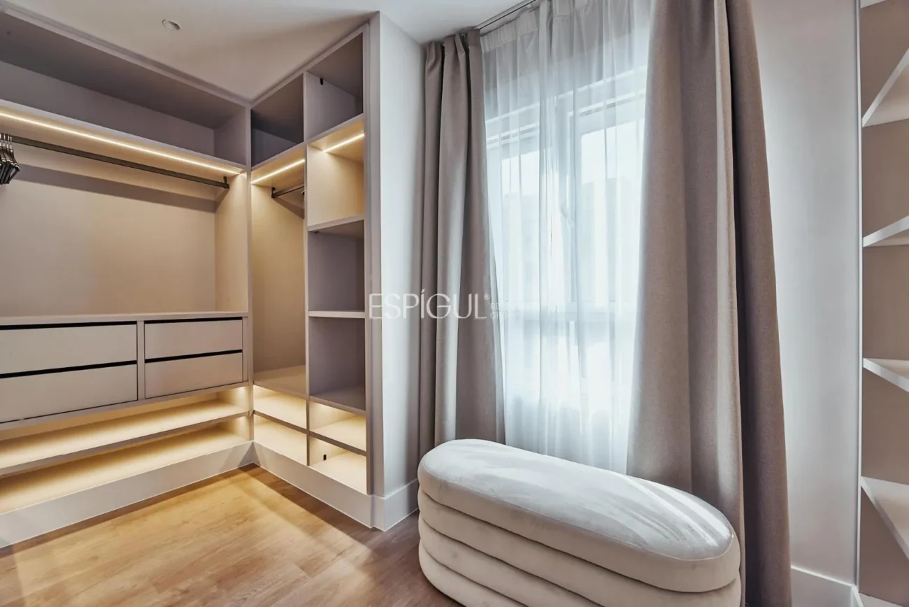 Renovated Apartment with Parking Space in Calle Diego De León, Salamanca District