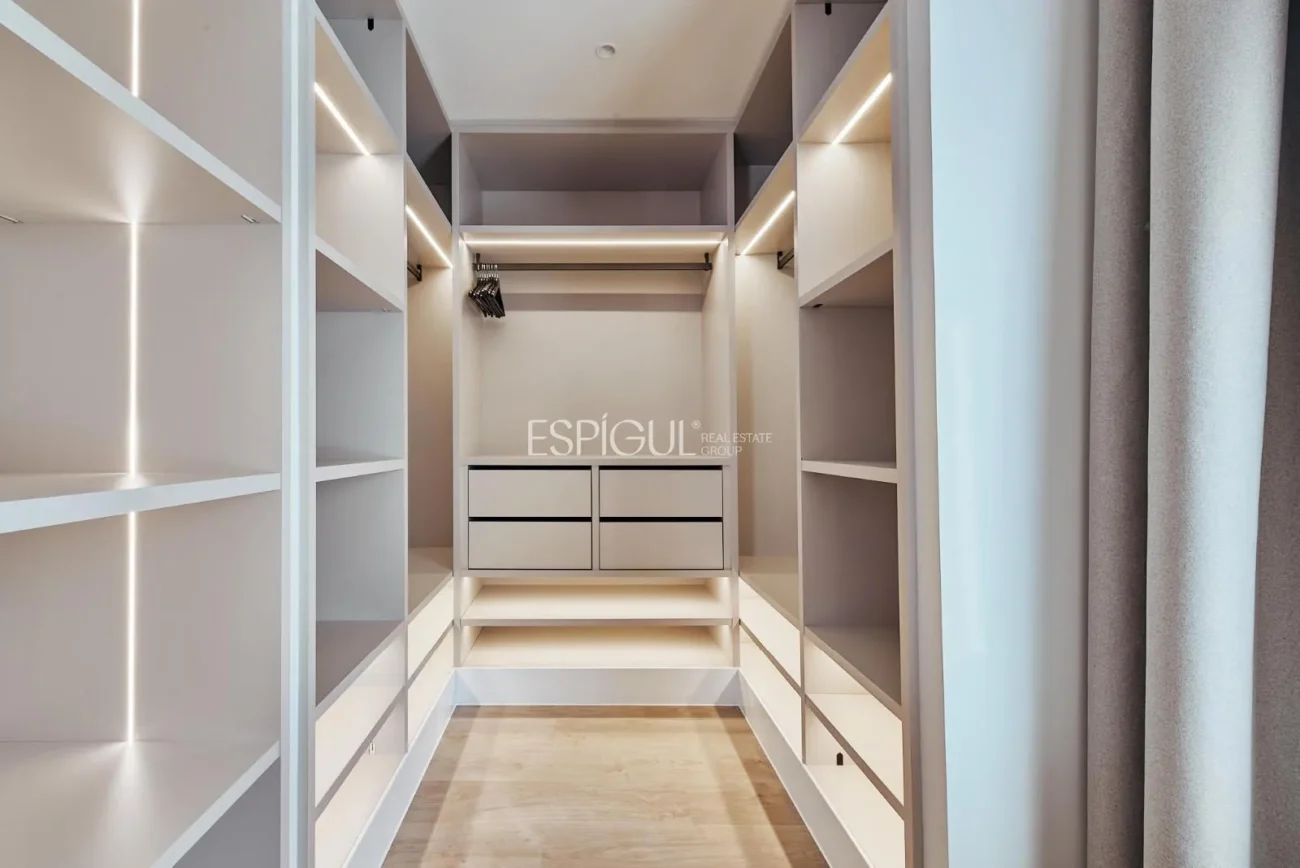Renovated Apartment with Parking Space in Calle Diego De León, Salamanca District