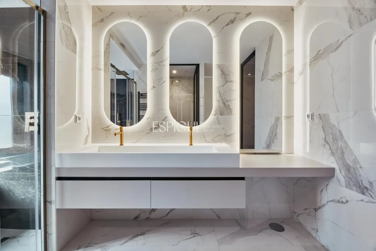 Renovated Apartment with Parking Space in Calle Diego De León, Salamanca District
