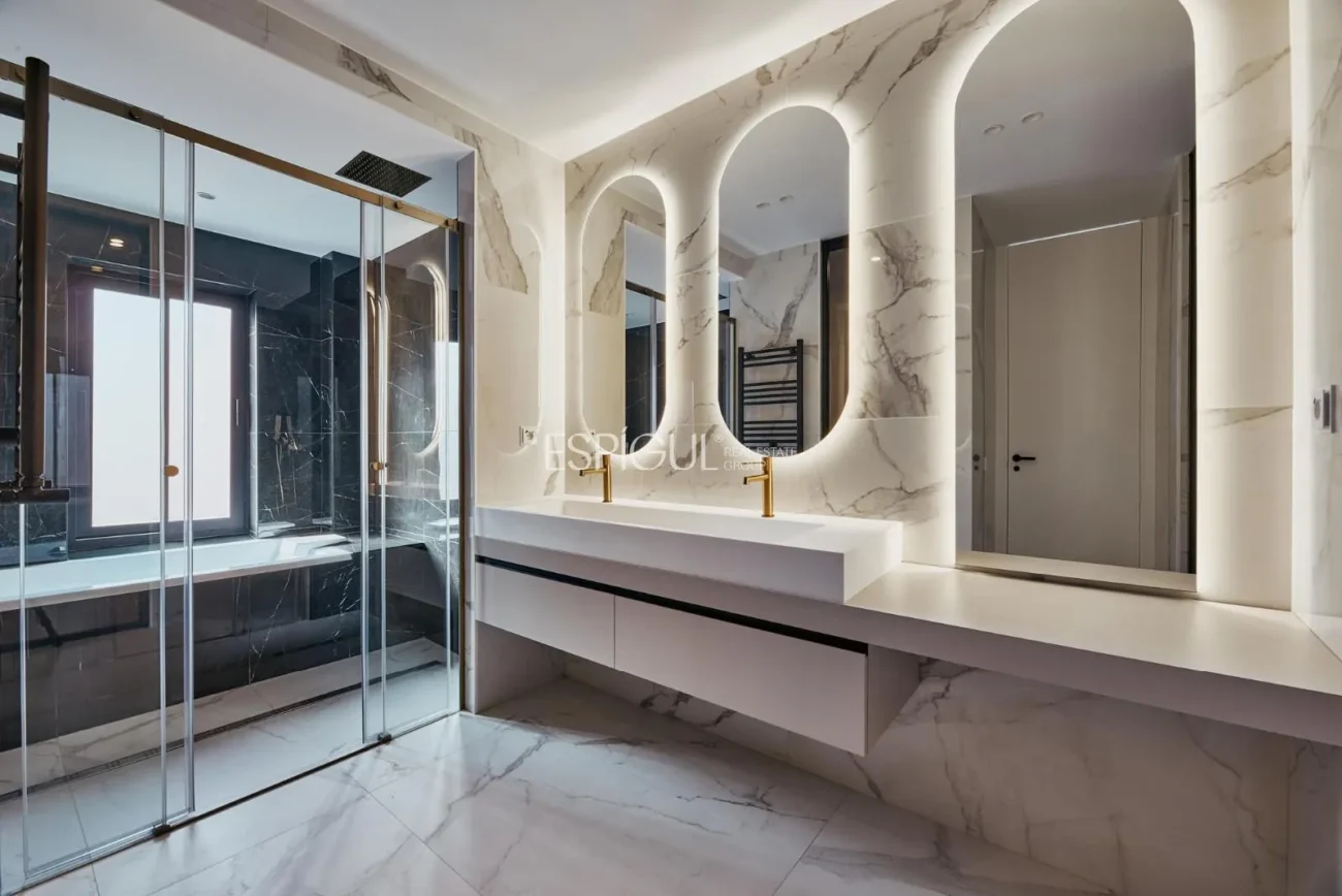 Renovated Apartment with Parking Space in Calle Diego De León, Salamanca District