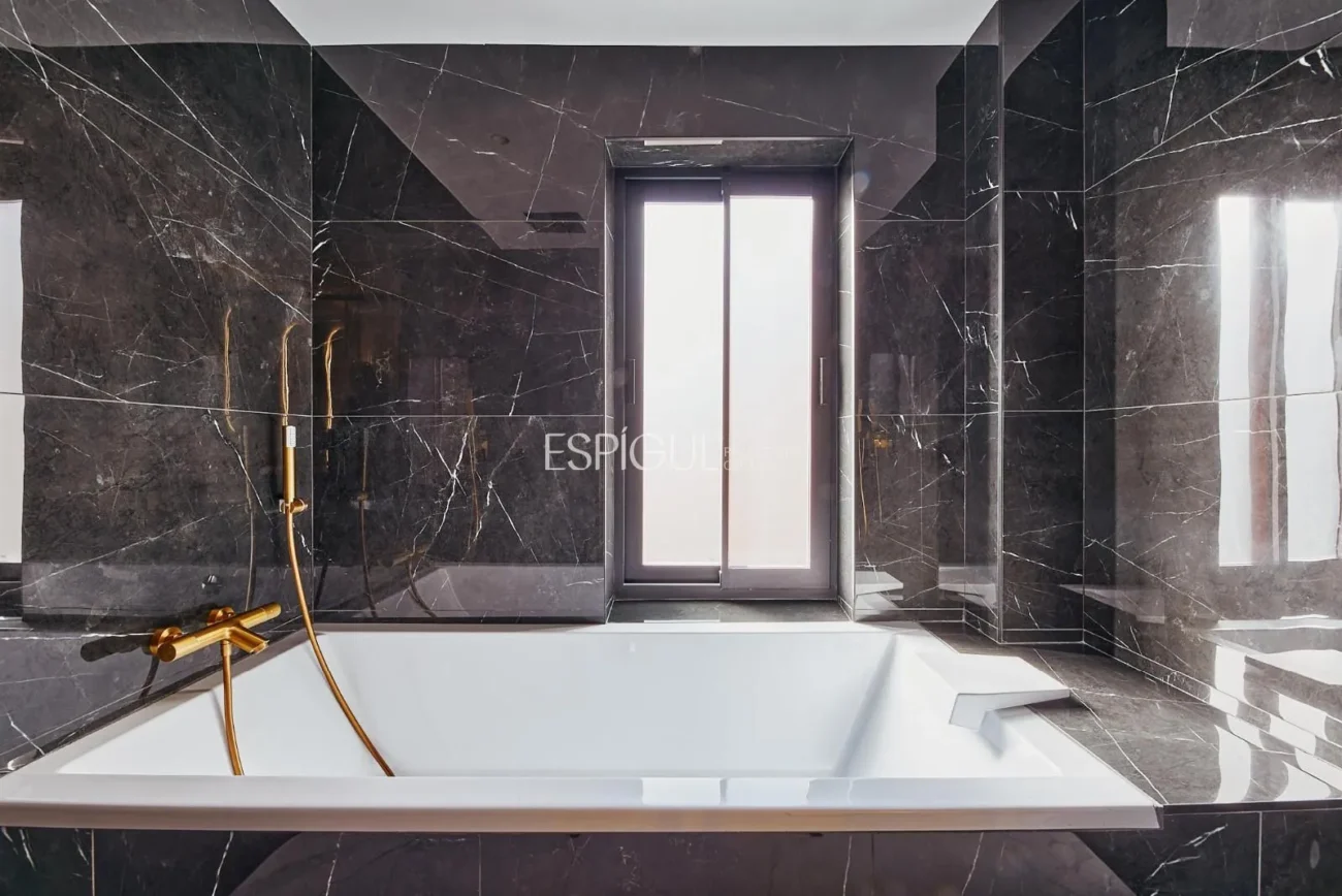 Renovated Apartment with Parking Space in Calle Diego De León, Salamanca District