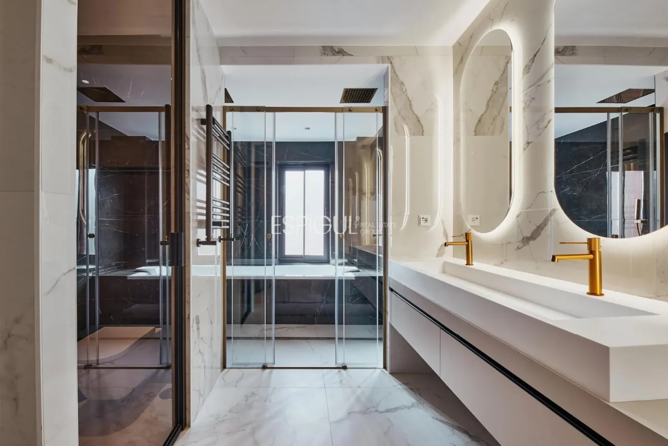 Renovated Apartment with Parking Space in Calle Diego De León, Salamanca District