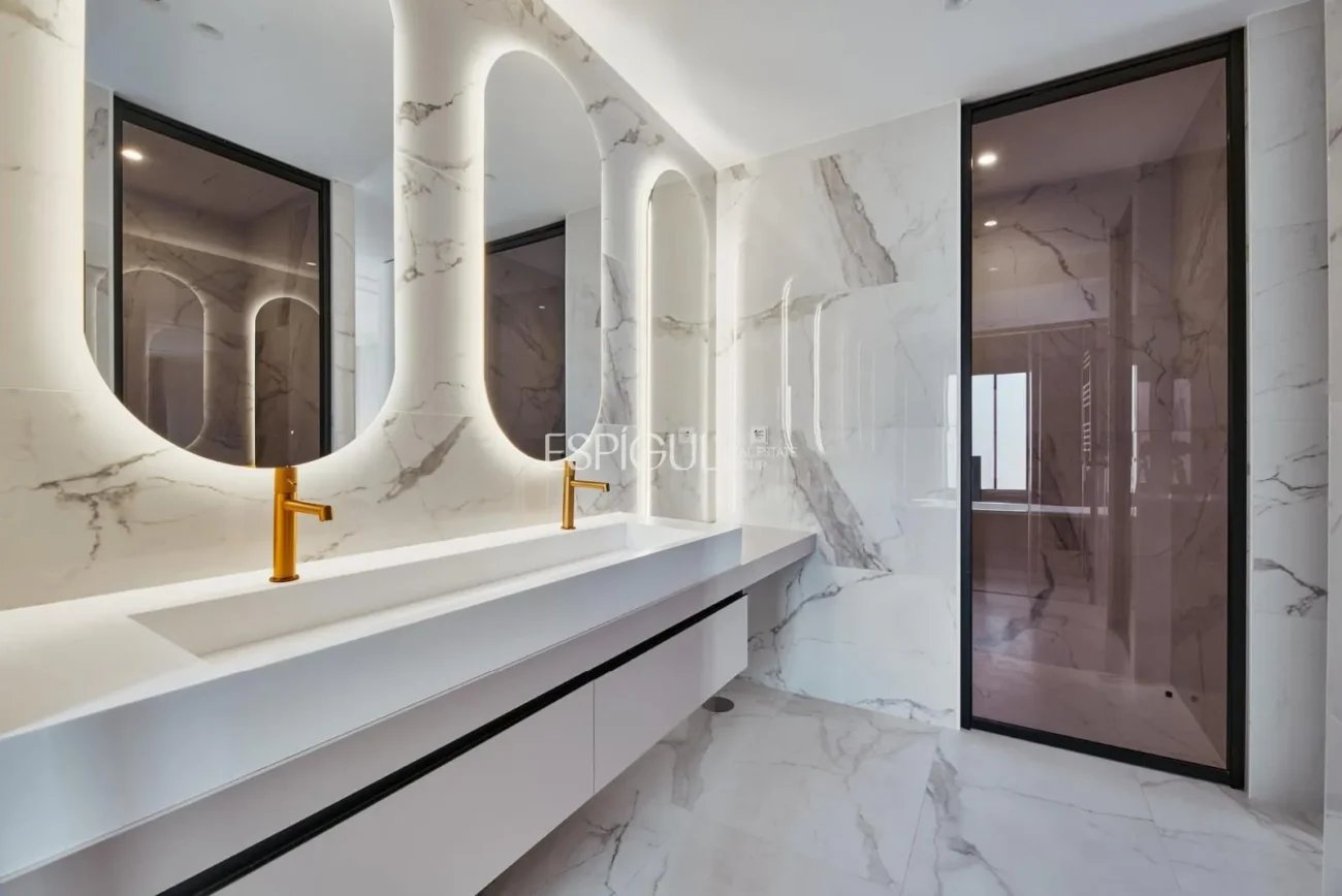 Renovated Apartment with Parking Space in Calle Diego De León, Salamanca District