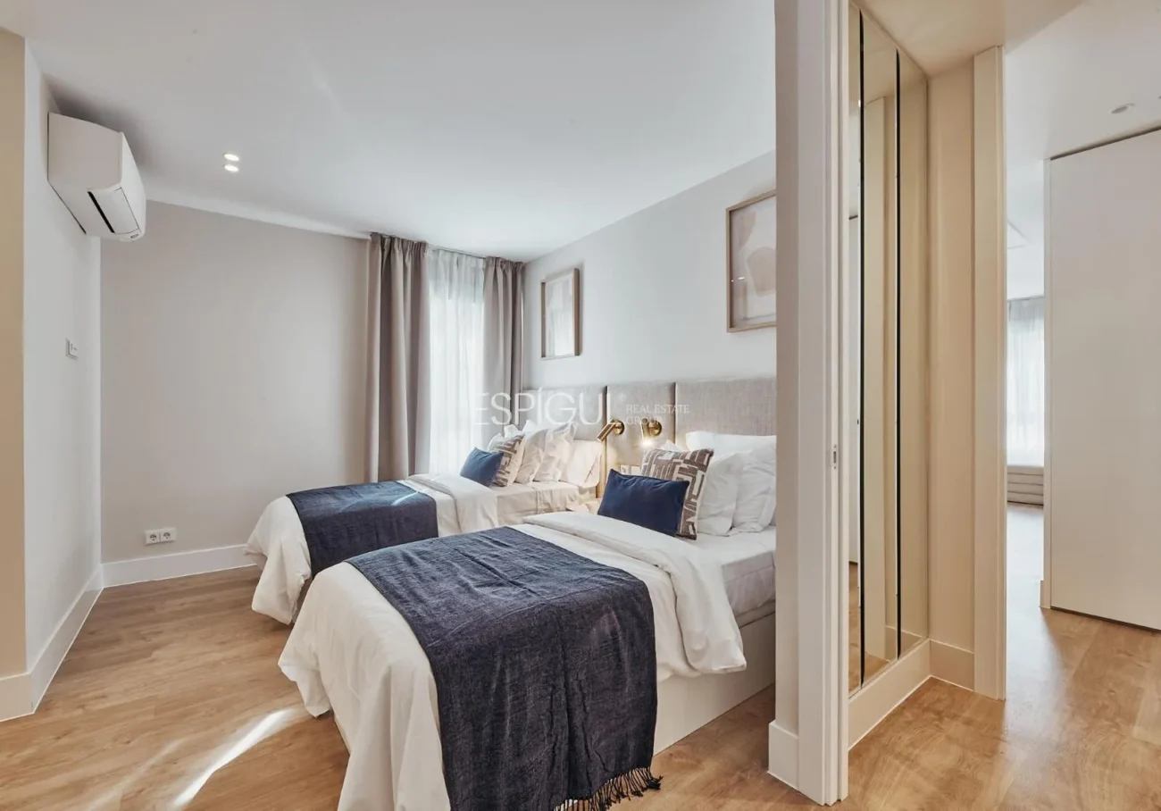 Renovated Apartment with Parking Space in Calle Diego De León, Salamanca District