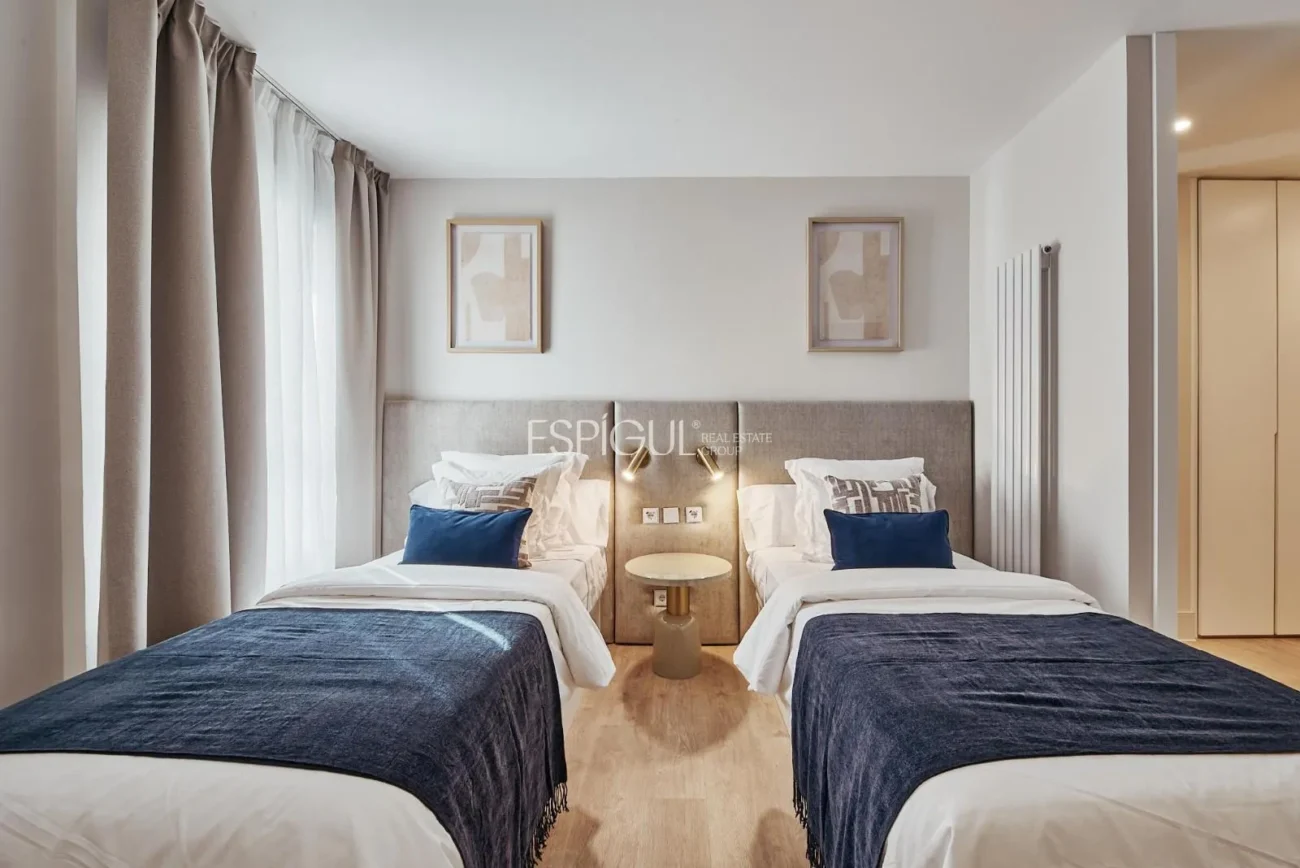 Renovated Apartment with Parking Space in Calle Diego De León, Salamanca District