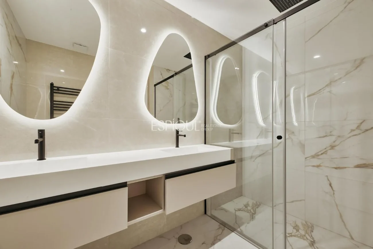 Renovated Apartment with Parking Space in Calle Diego De León, Salamanca District