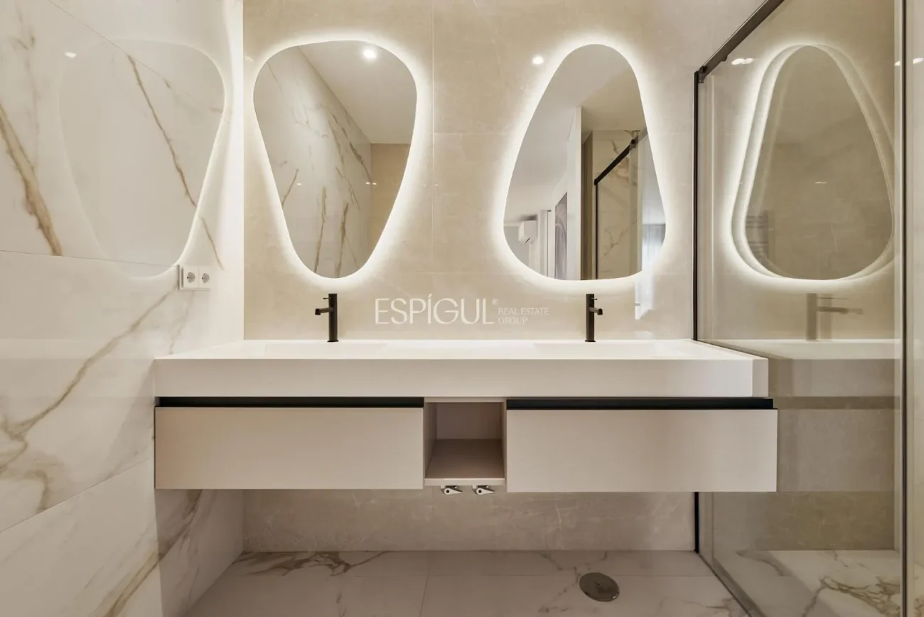 Renovated Apartment with Parking Space in Calle Diego De León, Salamanca District