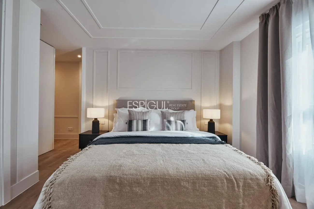 Renovated Apartment with Parking Space in Calle Diego De León, Salamanca District
