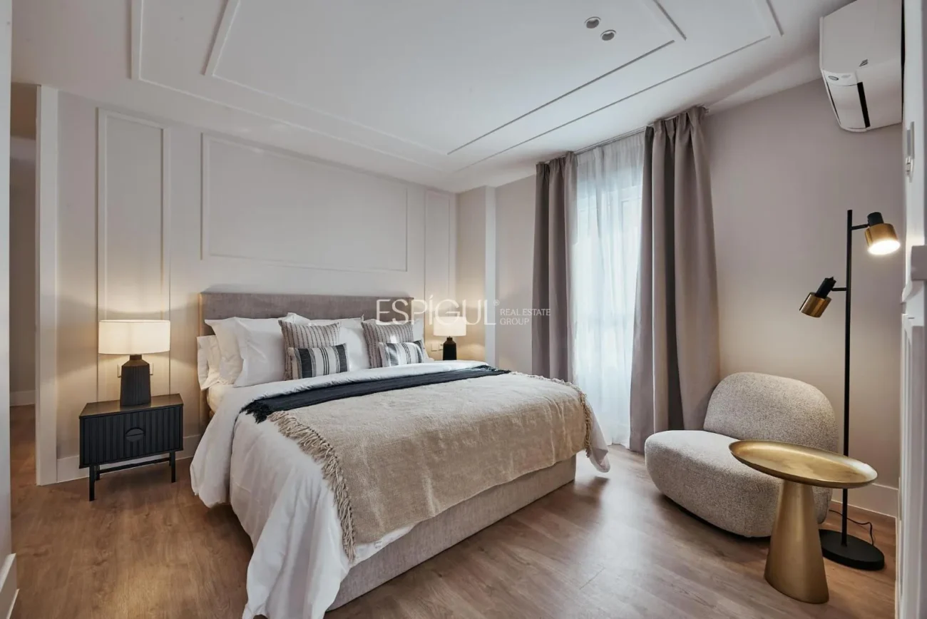 Renovated Apartment with Parking Space in Calle Diego De León, Salamanca District