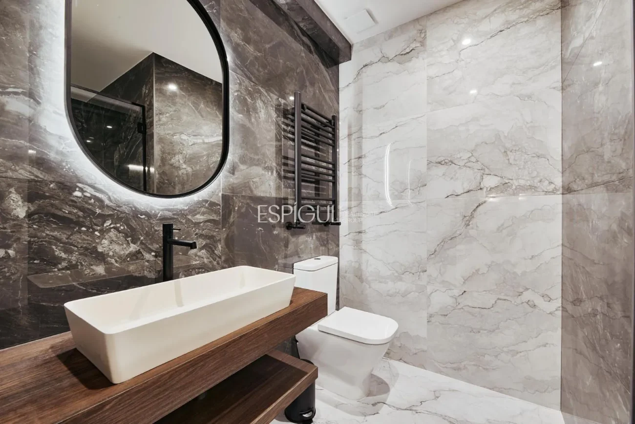 Renovated Apartment with Parking Space in Calle Diego De León, Salamanca District