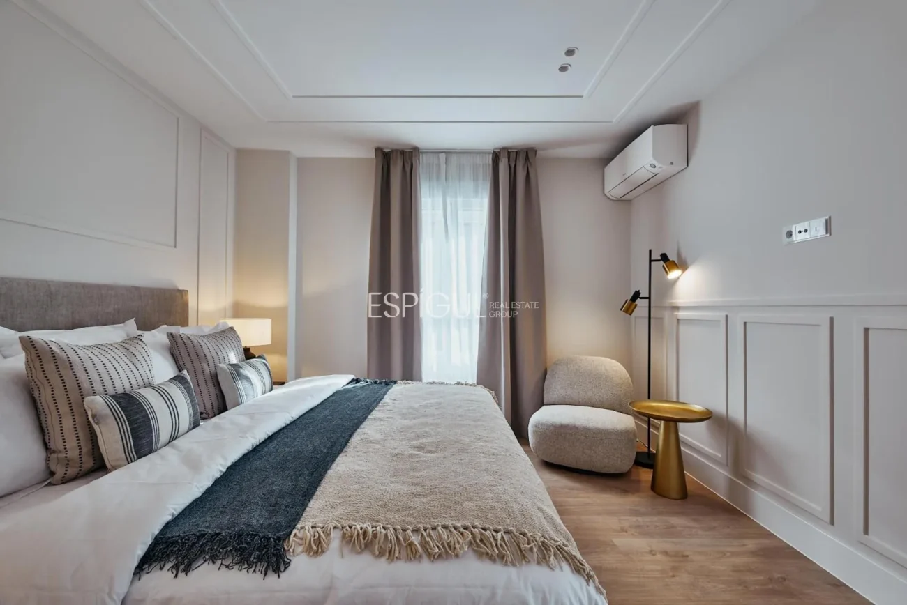 Renovated Apartment with Parking Space in Calle Diego De León, Salamanca District