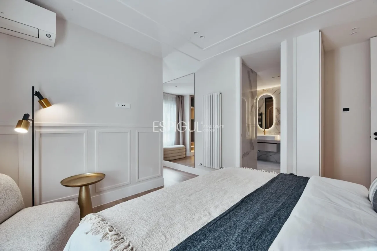 Renovated Apartment with Parking Space in Calle Diego De León, Salamanca District