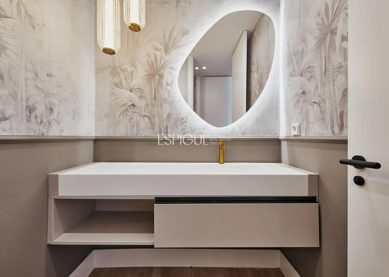Renovated Apartment with Parking Space in Calle Diego De León, Salamanca District