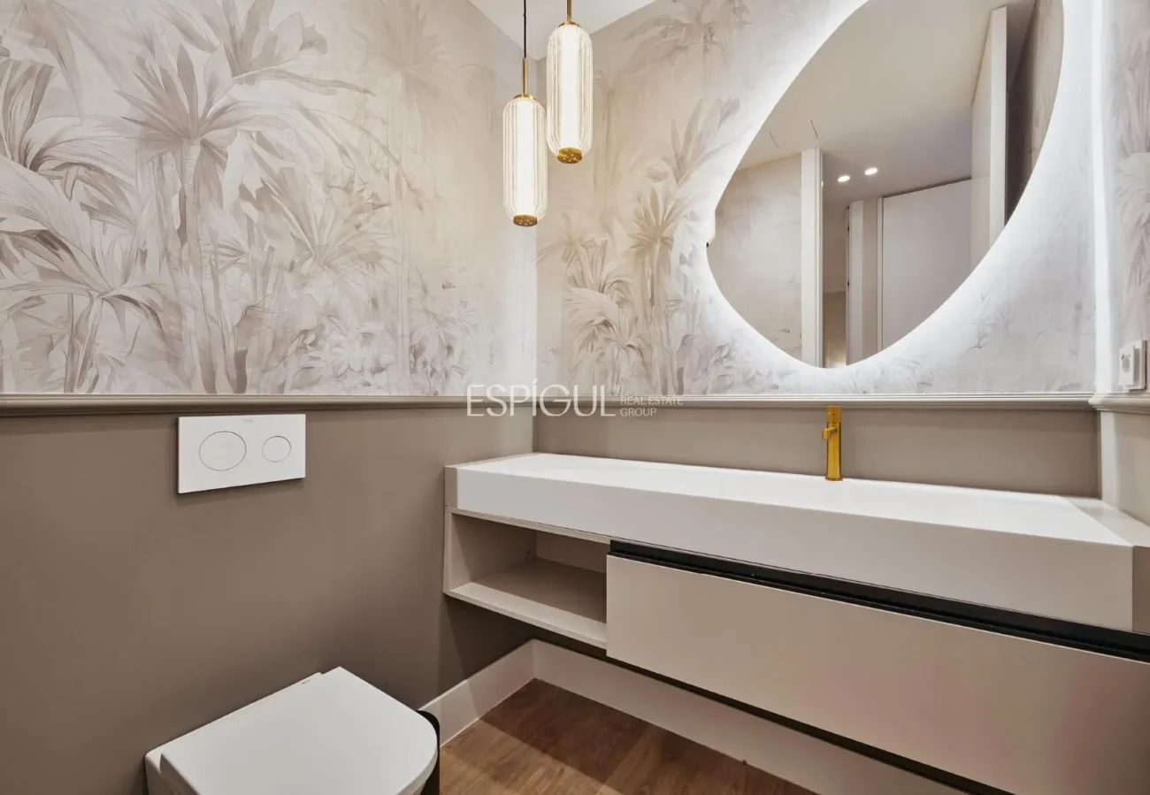 Renovated Apartment with Parking Space in Calle Diego De León, Salamanca District