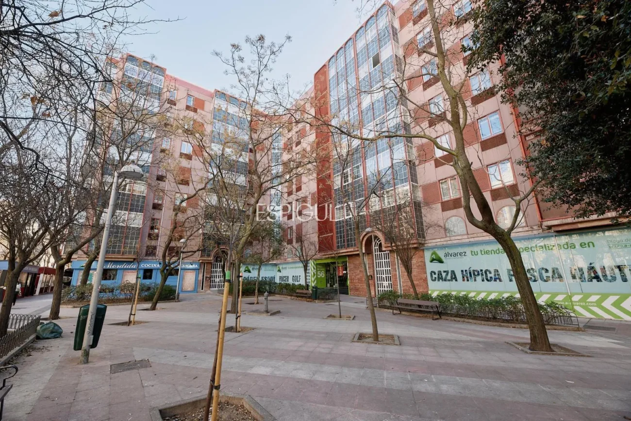 Renovated Apartment with Parking Space in Calle Diego De León, Salamanca District