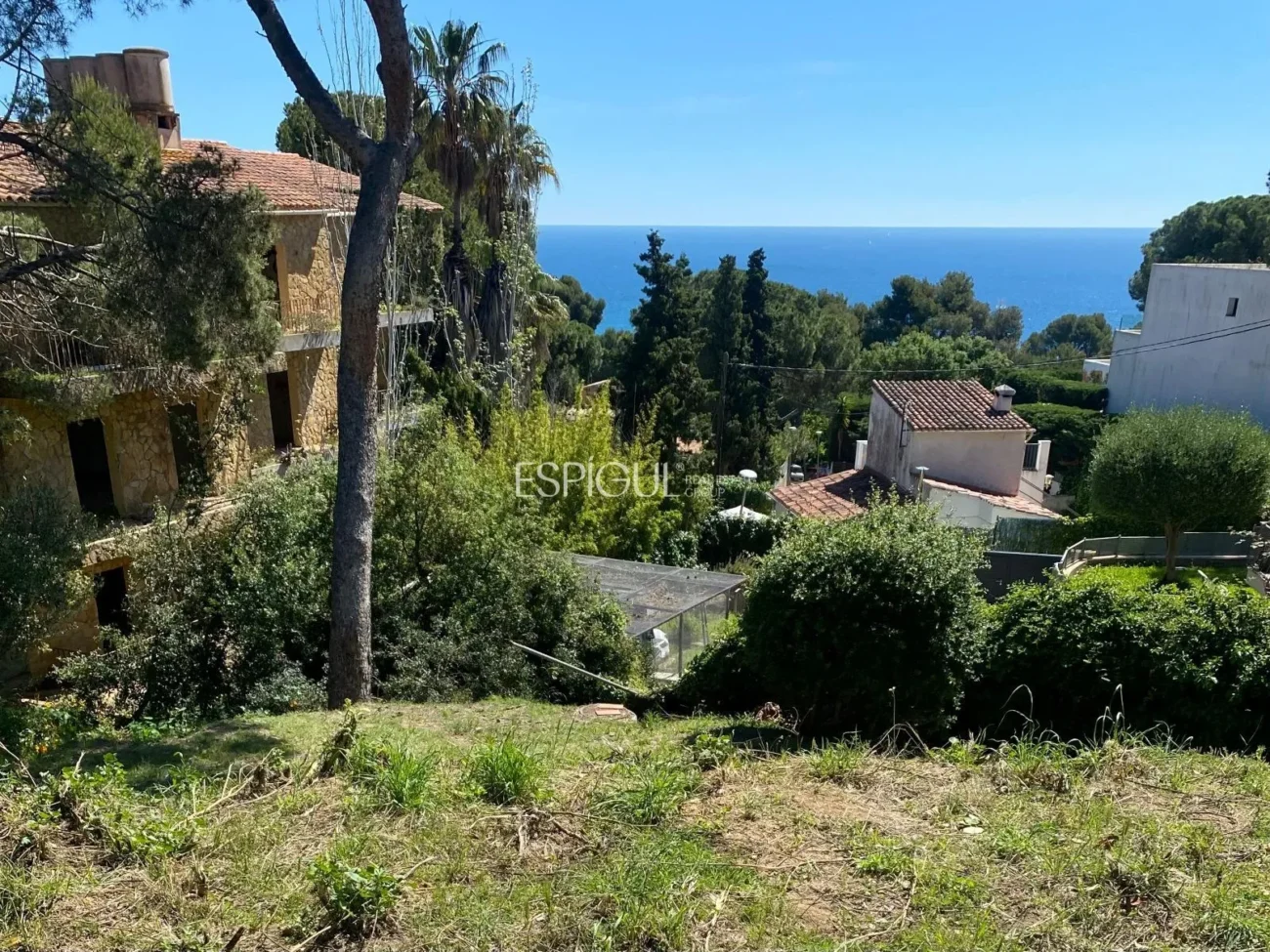 Terreno con vistas al mar de 1.573m² en la urbanización de Treumal