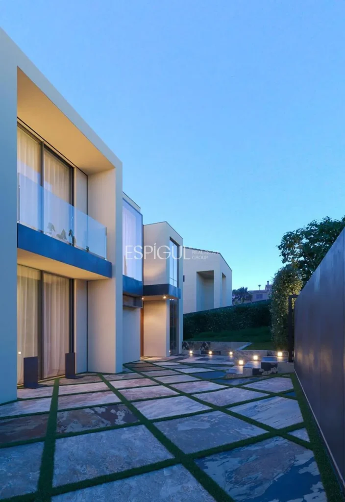 Impressive villa with all amenities in a premium setting