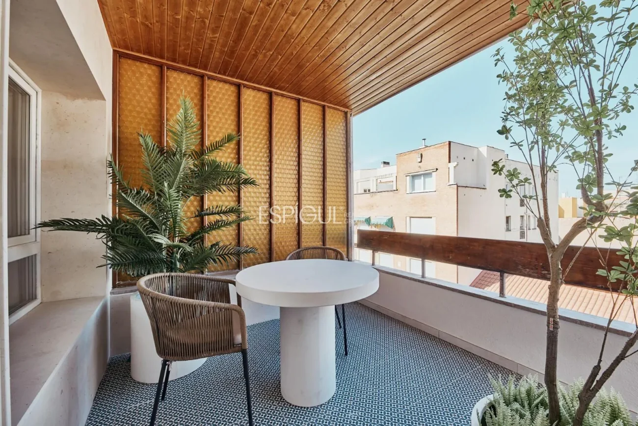 Vivienda con terraza reformada en Calle Castello