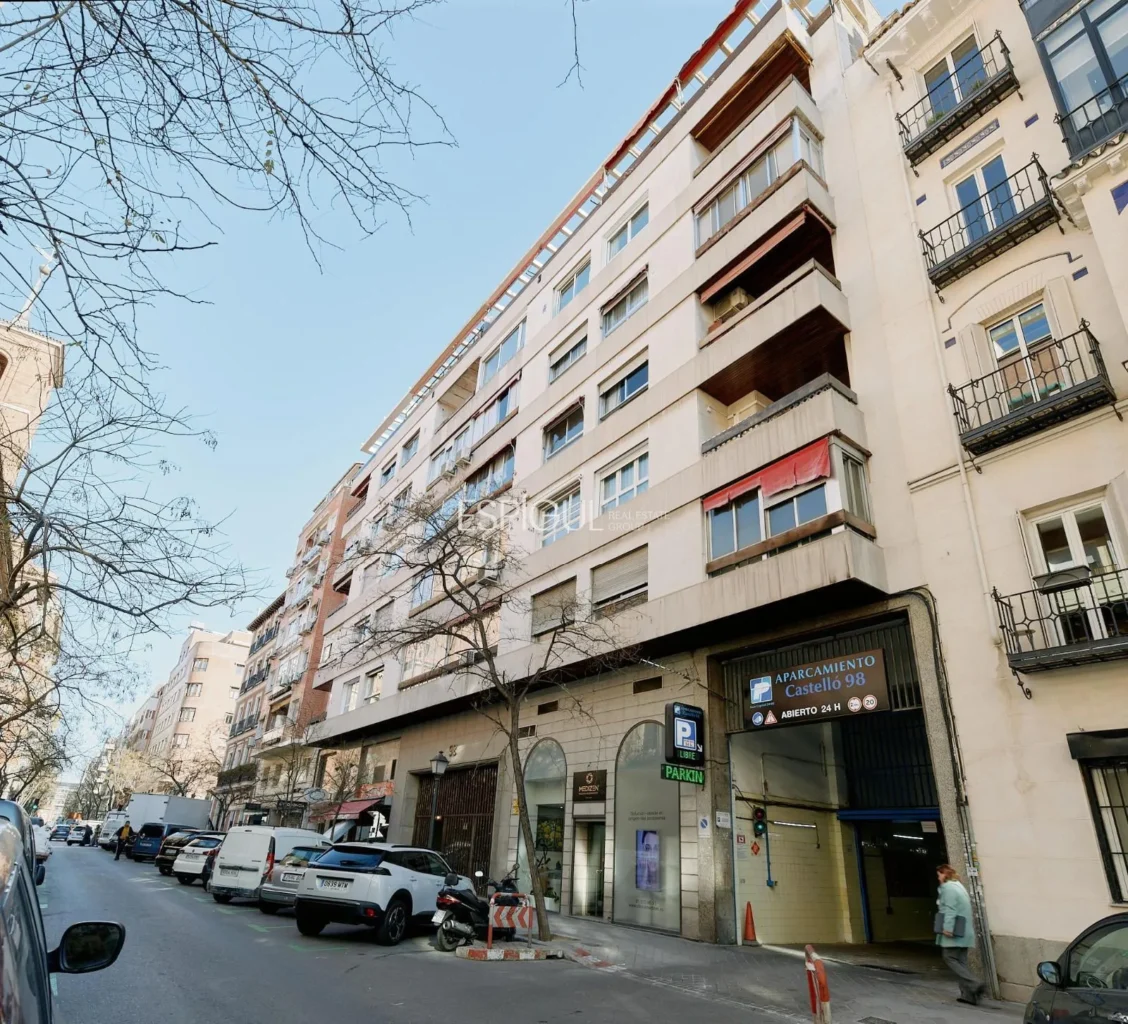 Vivienda con terraza reformada en Calle Castello