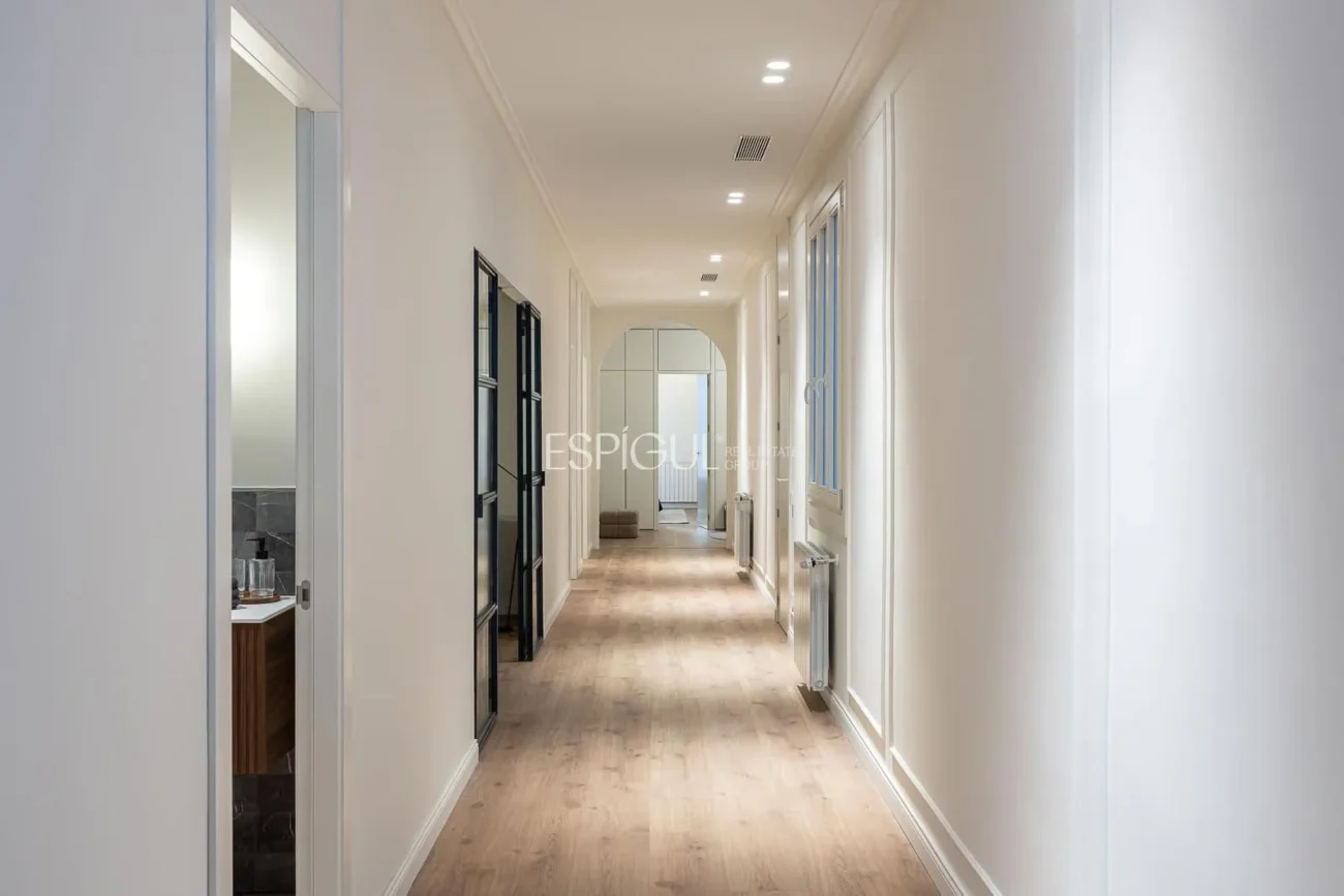 Logement exclusif avec une essence classique et un confort contemporain au cœur de l&rsquo;Eixample Dret