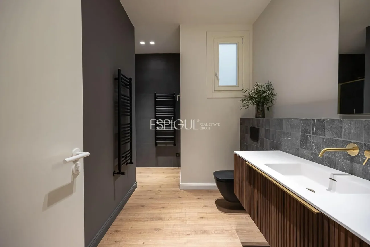 Logement exclusif avec une essence classique et un confort contemporain au cœur de l&rsquo;Eixample Dret