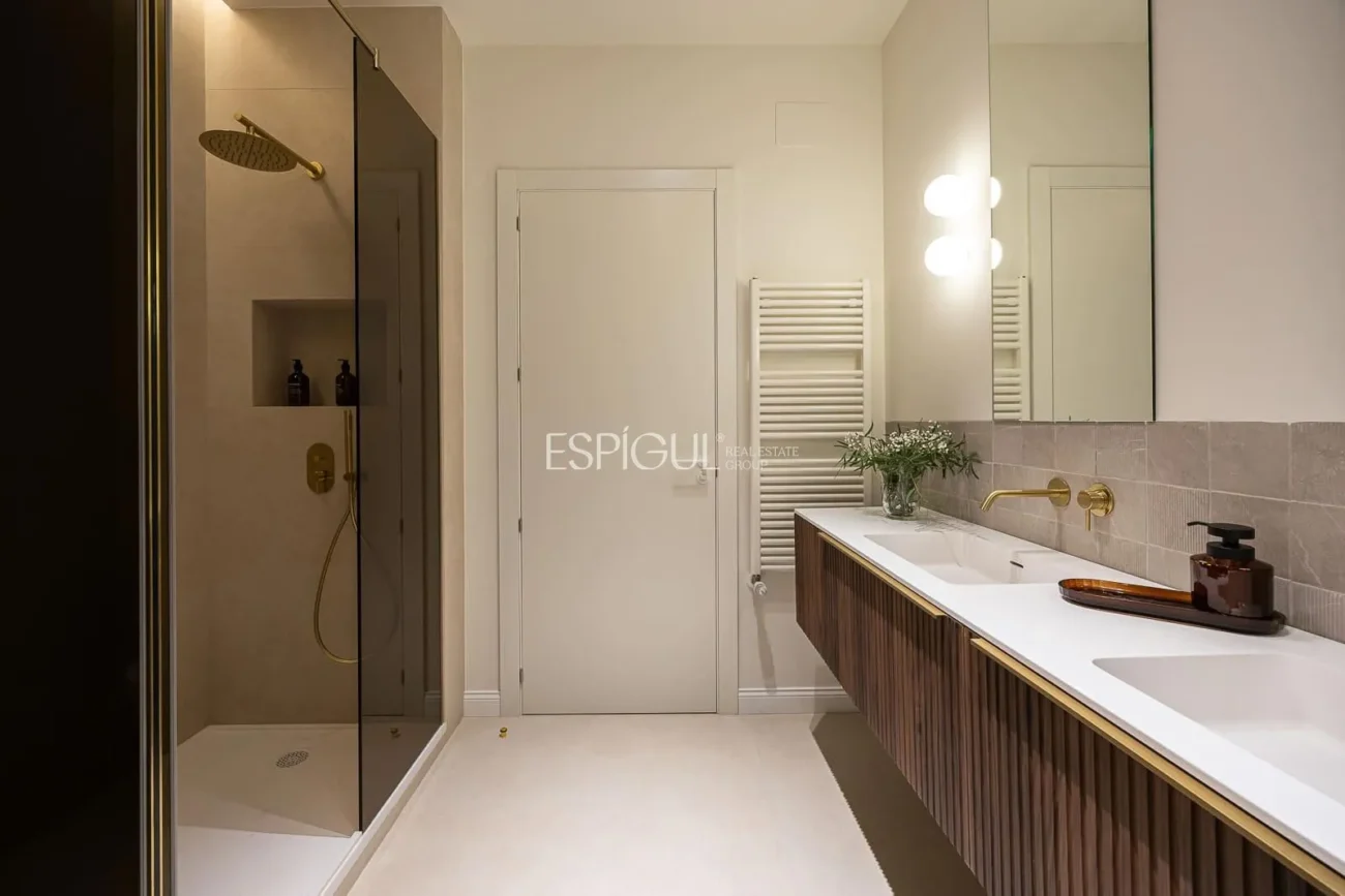Logement exclusif avec une essence classique et un confort contemporain au cœur de l&rsquo;Eixample Dret