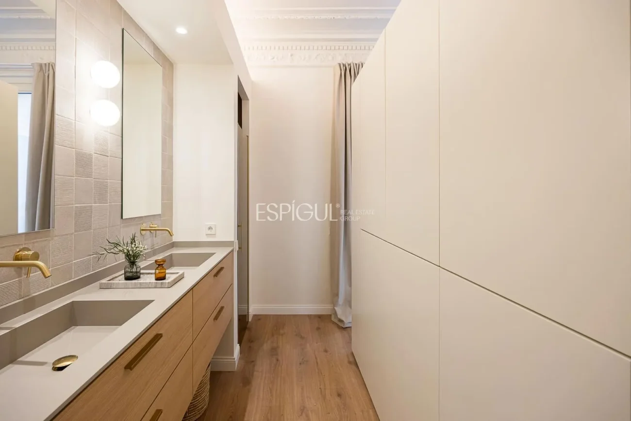 Logement exclusif avec une essence classique et un confort contemporain au cœur de l&rsquo;Eixample Dret