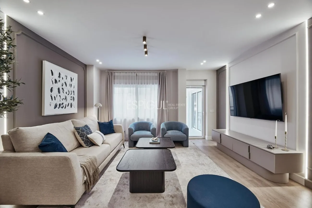 Habitatge reformat de 3 habitacions al Carrer Montesa, Lista