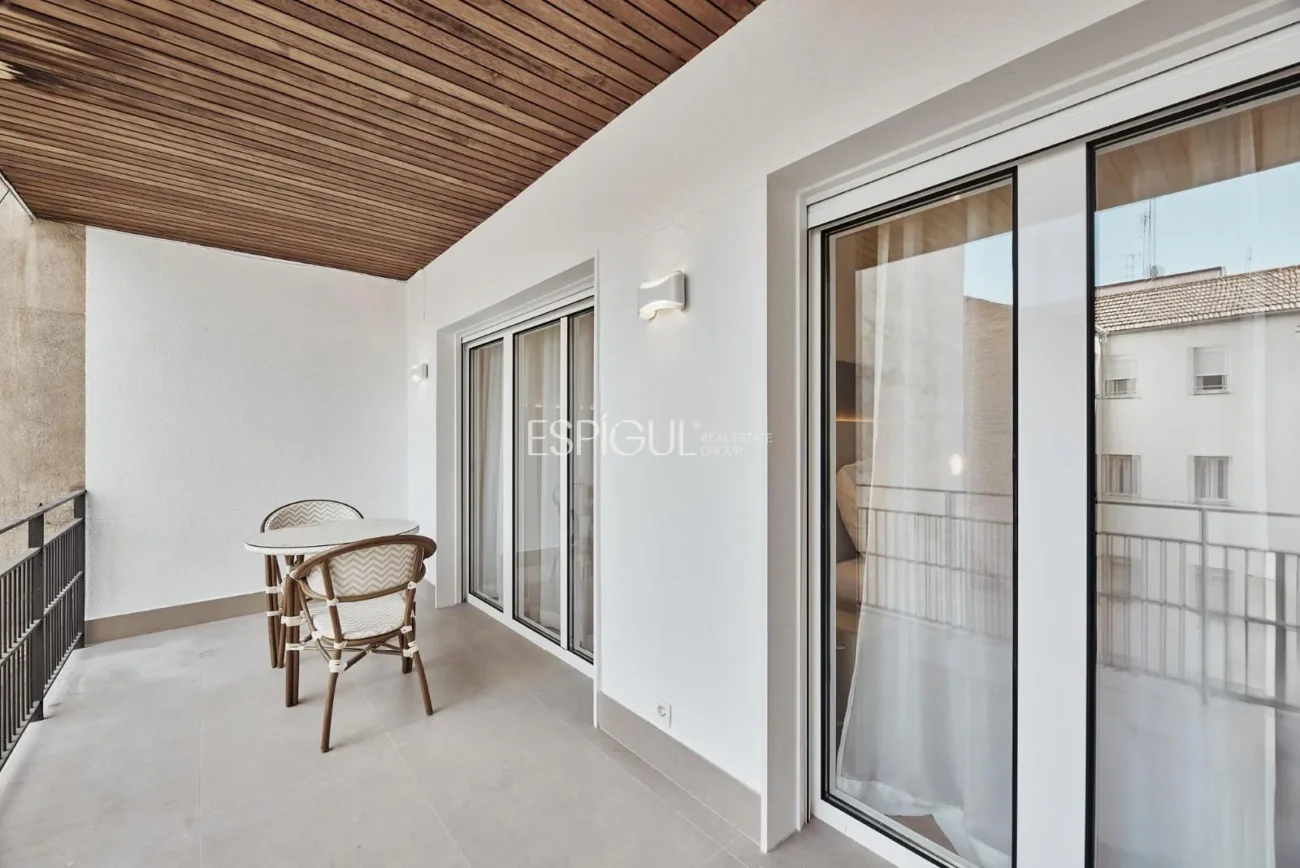 Habitatge reformat de 3 habitacions al Carrer Montesa, Lista