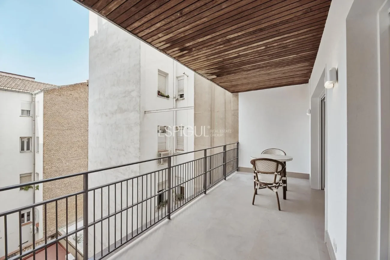 Habitatge reformat de 3 habitacions al Carrer Montesa, Lista